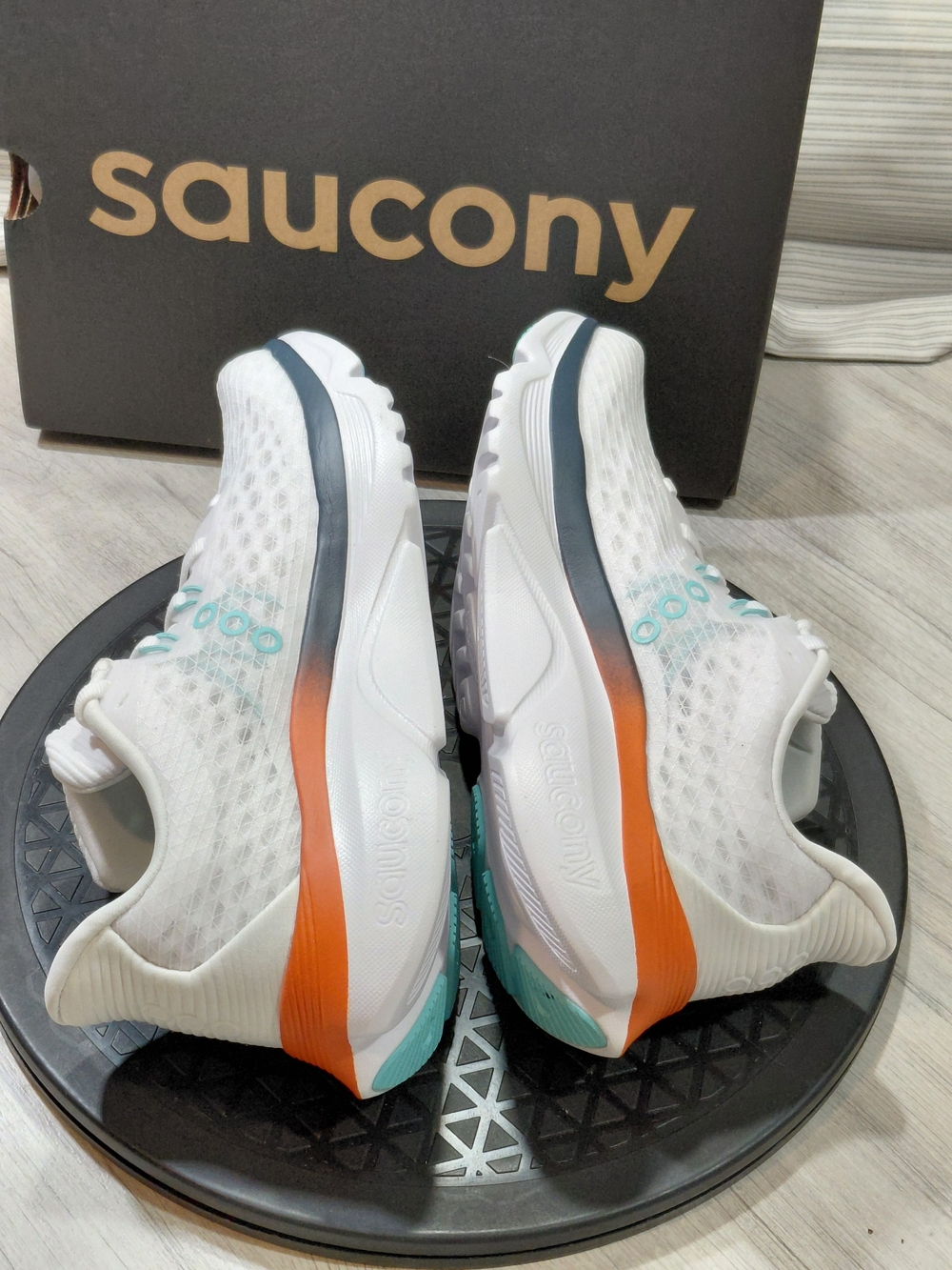 NEW Saucony Premium Women's Kinvara 16 White Teal Orange Running Shoes SIZE 7 - Picture 7 of 16